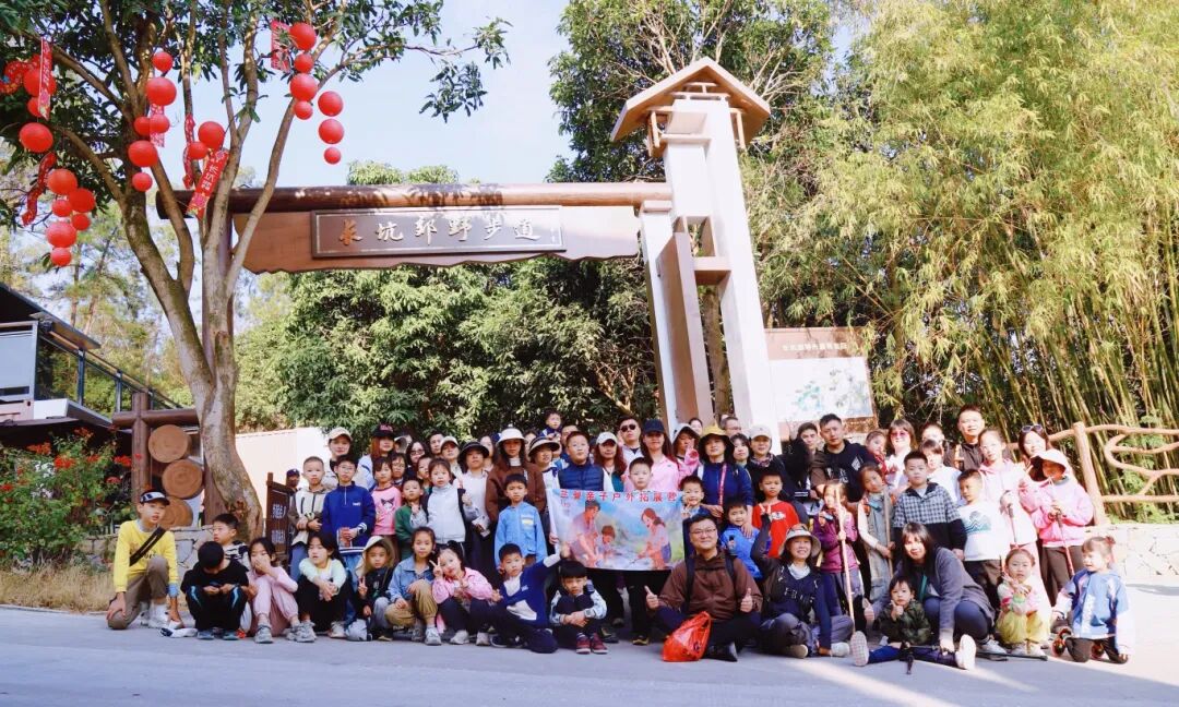 山野拾瓶，为爱弯腰！亲子家庭以行动守护绿水青山