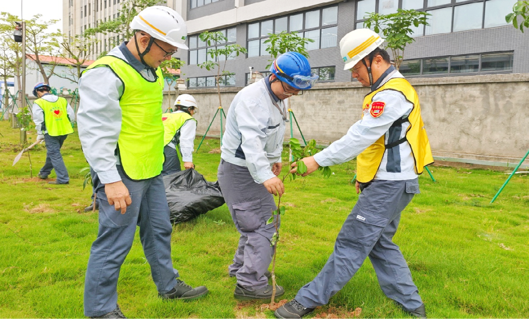 送苗惠企添新绿，凝心聚力优服务！2100余株果苗扎根火炬公资集团园区